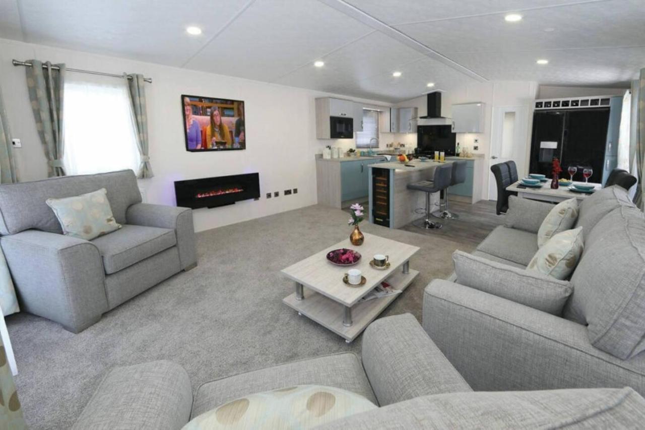 Superior 6 Berth Holiday Home In Suffolk 萨克斯曼德姆 外观 照片